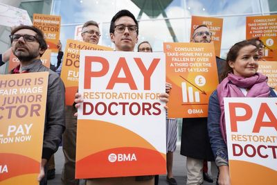 Senior doctors in England back strike action amid NHS pay row